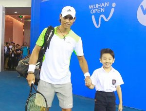 我校赵秋迪等同学参加2015武汉网球公开赛志愿服务