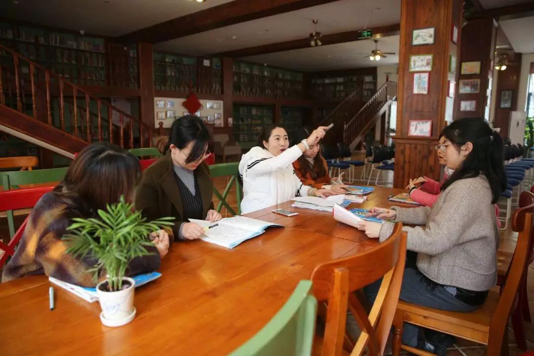 武汉光谷国际外国语学校“植树节”专题晨会